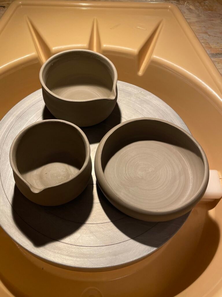 Lederharte Matcha Schalen vor dem Schrühbrand im Set. Bauchige und runde formen mit Schnabel für einfaches ausgießen von Milch und Matcha. Elegantes Design mit feinen details.